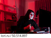 This is the face of a hacker who is knowledgeable with operating systems and other programs. He will exploit flaws and breach the computer system to cause damage. Стоковое фото, агентство Ingram Publishing / Фотобанк Лори