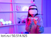 Professional gamer playing games through VR machine that responds to very fun exciting and provocative. Стоковое фото, агентство Ingram Publishing / Фотобанк Лори