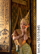Khon, Is a classical Thai dance in mask. Except for this characters who weren’t wearing masks. because she is the main actress of the story. Стоковое фото, агентство Ingram Publishing / Фотобанк Лори