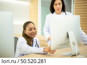 The hospital’s medical ensemble will sit and converse, exchange ideas, and rest in the doctor’s resting room. before launching the following mission. Стоковое фото, агентство Ingram Publishing / Фотобанк Лори