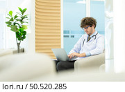 The hospital’s medical ensemble will sit and converse, exchange ideas, and rest in the doctor’s resting room. before launching the following mission. Стоковое фото, агентство Ingram Publishing / Фотобанк Лори