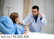 The doctor did a daily check-up and talked about the serious illness that had happened to the girl. to know the progress of treatment. Стоковое фото, агентство Ingram Publishing / Фотобанк Лори