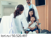 The pediatrician must try to play with the child. which parents brought to check the body to make it easier to examine the child. Стоковое фото, агентство Ingram Publishing / Фотобанк Лори