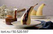 Poire belle Helene - French dessert made from poached pears served with chocolate ganache. Стоковое фото, агентство Ingram Publishing / Фотобанк Лори