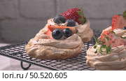 Small pavlova cakes with fresh Strawberries and blueberries. Стоковое фото, агентство Ingram Publishing / Фотобанк Лори