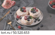 Small pavlova cakes with fresh raspberries and blueberries. Стоковое фото, агентство Ingram Publishing / Фотобанк Лори