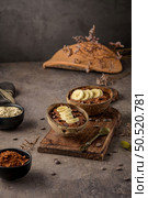 Coconut bowls with oat porridge with banana and round chocolate chips. Стоковое фото, агентство Ingram Publishing / Фотобанк Лори