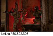 Soldier in anti-terrorist warfare in a dark building, Anti-terrorist operation training on the battlefield. Стоковое фото, агентство Ingram Publishing / Фотобанк Лори