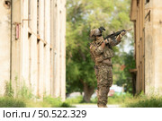 Special forces soldier in camouflage with a pair of weapons that are full of modern technology and complete for battle. Стоковое фото, агентство Ingram Publishing / Фотобанк Лори