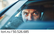 Подозрительный мужчина сидит в автомобиле, иллюстрируя проблему воров и угонщиков авто. Стоковое AI-изображение, AI-художник Катерина Бондарец / Фотобанк Лори