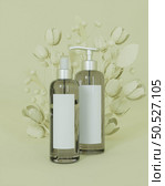 Perfume pump cream bottle placed on gray background with flowers, 3D style. Стоковое фото, агентство Ingram Publishing / Фотобанк Лори