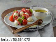 Italian style appetizer, antipasto skewer or caprese on a stick with basil, salami, mozarella and tomatoes. Стоковое фото, агентство Ingram Publishing / Фотобанк Лори