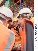 The manager encouraged the warehouse workers to work hard to get the goods out of the warehouse to finish the small merchants tonight. By joining hands and creating a boom. Стоковое фото, агентство Ingram Publishing / Фотобанк Лори