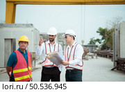 Construction engineer and construction foreman Monitor the progress and supervise important construction works on the construction site. Стоковое фото, агентство Ingram Publishing / Фотобанк Лори