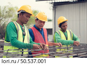 Construction worker is tying the structural steel firmly There is a supervisor to advise and supervise the work closely. Стоковое фото, агентство Ingram Publishing / Фотобанк Лори