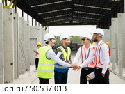 Construction engineers, architects, and foremen form a group. Participate in a meeting to plan new construction projects. Cheers to express happiness that the event was successfully accomplished. Стоковое фото, агентство Ingram Publishing / Фотобанк Лори