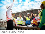 Construction engineers, architects, and foremen form a group. Participate in a meeting to plan new construction projects. Cheers to express happiness that the event was successfully accomplished. Стоковое фото, агентство Ingram Publishing / Фотобанк Лори