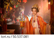 Portrait of a Chinese woman with a hand lantern In sacred shrines or temples, And in Chinese where hand lamp mean good luck and happiness. Стоковое фото, агентство Ingram Publishing / Фотобанк Лори