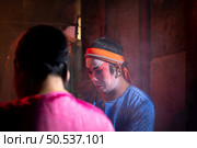 Male and female Chinese opera actors, Sit and make up to be the typical color of the show as the protagonist. Стоковое фото, агентство Ingram Publishing / Фотобанк Лори