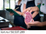 Professional chef who specializes in fine meats The steak that is served to the customer is unquestionably delicious. Стоковое фото, агентство Ingram Publishing / Фотобанк Лори