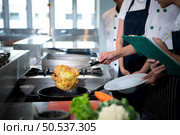 Cooking class atmosphere, Is to work closely with a chef and learn from experienced chefs at recognized institutions. Стоковое фото, агентство Ingram Publishing / Фотобанк Лори