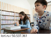 A group of students from an international school that promotes creativity and places children at the center of learning in a variety of subjects. Стоковое фото, агентство Ingram Publishing / Фотобанк Лори