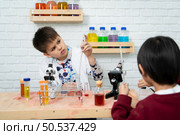 Little boys in science classroom It is the basis for the process of systematic thinking, reasoning, observation, data collection. as well as analysis for processing. Стоковое фото, агентство Ingram Publishing / Фотобанк Лори