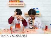 Little boy and girl in science classroom It is the basis for the process of systematic thinking, reasoning, observation, data collection. as well as analysis for processing. Стоковое фото, агентство Ingram Publishing / Фотобанк Лори