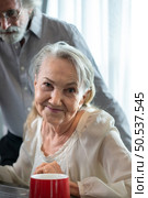 A long-term relationship that lasts until old age. characterized by unchanging love and also uses technology to communicate with children without interruption. Стоковое фото, агентство Ingram Publishing / Фотобанк Лори