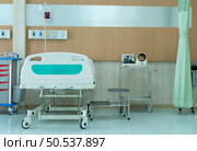 Hospital bed in emergency room with equipment ready for emergencies. Стоковое фото, агентство Ingram Publishing / Фотобанк Лори