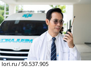 Ambulance doctor To be responsible for the first aid for patients who experience emergencies in different areas of the city. Стоковое фото, агентство Ingram Publishing / Фотобанк Лори