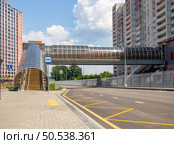 Новый надземный переход через улицу Крынина, район жилого массива "Олимпийский", город Воронеж (2024 год). Редакционное фото, фотограф Вячеслав Палес / Фотобанк Лори