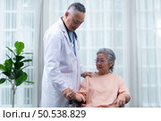 Doctor who specializes in heart disease. Report and advise patients with symptoms of heart disease. that the results of the treatment improved until they were able to go home tomorrow. Стоковое фото, агентство Ingram Publishing / Фотобанк Лори