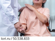 Doctor who specializes in heart disease. Report and advise patients with symptoms of heart disease. that the results of the treatment improved until they were able to go home tomorrow. Стоковое фото, агентство Ingram Publishing / Фотобанк Лори