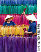 Processing of flax trees into different colors to be weaved into mats. One of the occupations and lifestyles of village people in rural Thailand. Стоковое фото, агентство Ingram Publishing / Фотобанк Лори