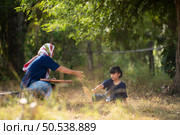 Rural life of Thai farmers More than 70% have to live on farming. Sifting rice with baskets that farmers are doing as shown in the picture is a method of separating rice from the husk. Стоковое фото, агентство Ingram Publishing / Фотобанк Лори