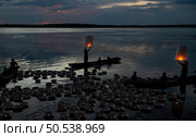 Thai people come out to float the Krathong on the full moon day of the 12th month of the year every time. This has a long-standing custom that has been passed down. Стоковое фото, агентство Ingram Publishing / Фотобанк Лори