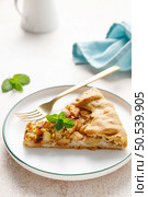 Apple pie slice with cinnamon and lemon zest on a plate. Стоковое фото, агентство Ingram Publishing / Фотобанк Лори