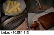 Marmalade in crackers on a kitchen counter with quinces and cheese. Стоковое фото, агентство Ingram Publishing / Фотобанк Лори