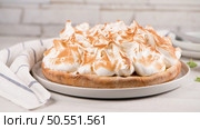 French tart with  Merengue on white wooden background. Pastry tasty homemade tart and pie with napkin. Стоковое фото, агентство Ingram Publishing / Фотобанк Лори