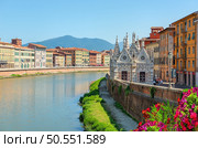 Church of Santa Maria della Spina and Arno river in Pisa, Italy. Church of Santa Maria della Spina. Стоковое фото, агентство Ingram Publishing / Фотобанк Лори