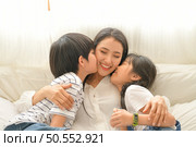 Family happy moments when children wake up in the morning. Have fun with mom before eating breakfast. Стоковое фото, агентство Ingram Publishing / Фотобанк Лори