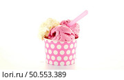 Ice cream scoop in paper cup on white background. Стоковое фото, агентство Ingram Publishing / Фотобанк Лори