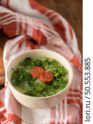 Caldo verde popular soup in Portuguese cuisine. traditional ingredients for caldo verde are potatoes, collard greens , olive oil and salt. Additionally garlic or onion may be added. Стоковое фото, агентство Ingram Publishing / Фотобанк Лори