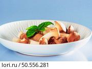 Plate of mushrooms on Blue Background. Стоковое фото, агентство Ingram Publishing / Фотобанк Лори
