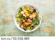 Salmon and potato salad with asparagus, broccoli and radish, top view. Стоковое фото, агентство Ingram Publishing / Фотобанк Лори