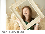 Portrait of Teenage girl with braces in picture frame. Стоковое фото, агентство Ingram Publishing / Фотобанк Лори