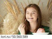 Portrait of Teenage girl with braces in picture frame. Стоковое фото, агентство Ingram Publishing / Фотобанк Лори