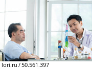 In the hospital office, A medical explains about the spine and its treatment to a patient. Стоковое фото, агентство Ingram Publishing / Фотобанк Лори