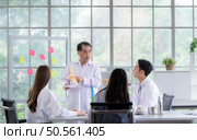 A medical professor is lecturing on a case study related to disease treatment to medical students. Стоковое фото, агентство Ingram Publishing / Фотобанк Лори